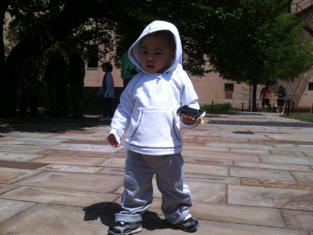 Con chưa đầy 2 tuổi rưỡi chắc sẽ không nhớ gì hen.