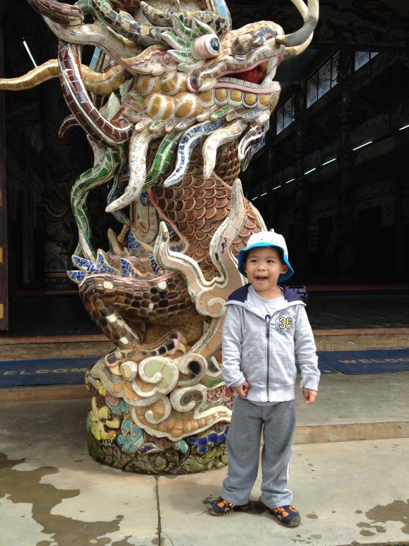 Cúc Cu còn nói 'hi' với người đi đường nữa.