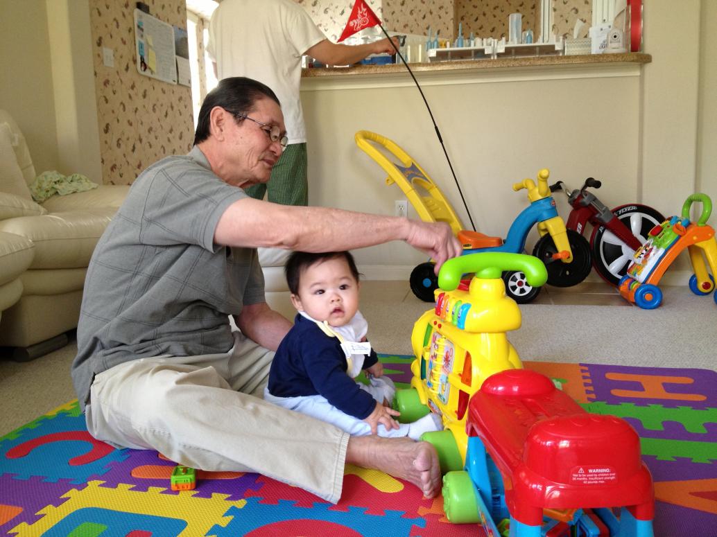 Em cũng được quà của Cô Hiền, con Ông Tư cho.