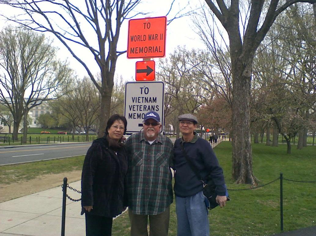 Ngày 4/4 trời lạnh quá, Ngoại ở lại khách sạn. Nội đi thăm chỗ lưu niệm chiến tranh VN.