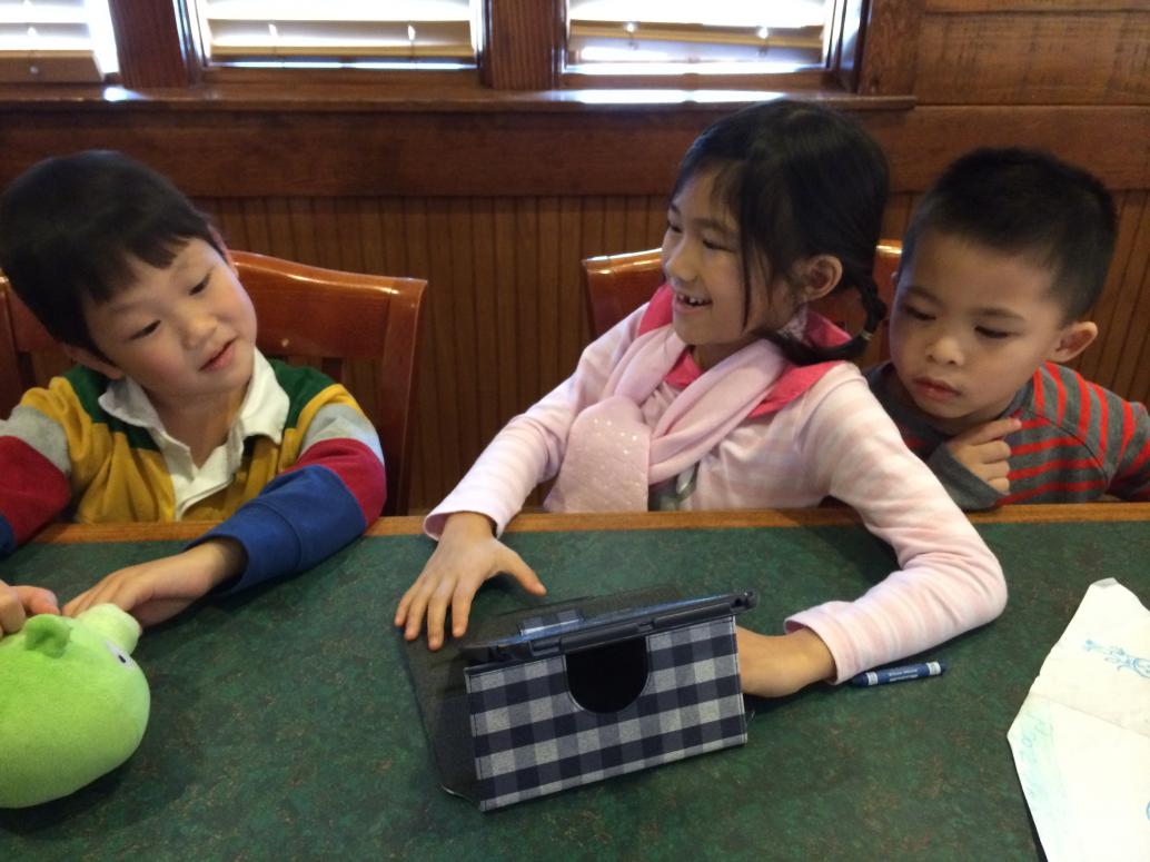 Gặp gia đình Cậu Mợ Tư.  Cúc Cu mê cái ipad có game quá rồi.