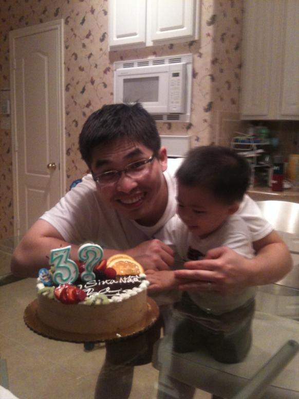 Ngày 6/18/2011, sinh nhật Ba, con phụ Ba thổi nến