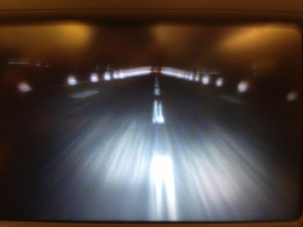 Máy bay này cho coi đường băng lúc hạ cánh.  9:45 tối ngày 10/4/2013 ở VN, đúng giờ so với dự tính.