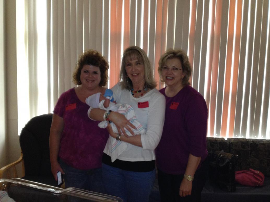 Các cô trong công ty Ba Mẹ làm vô thăm em.