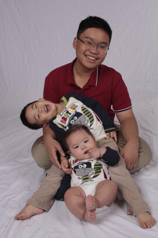 Ba Mẹ đứng sau lưng ông chụp hình chọc cười đủ kiểu. Ông thợ còn kêu Mẹ lấy đồ chơi đập vô đầu ổng cho Cúc Ky cười.