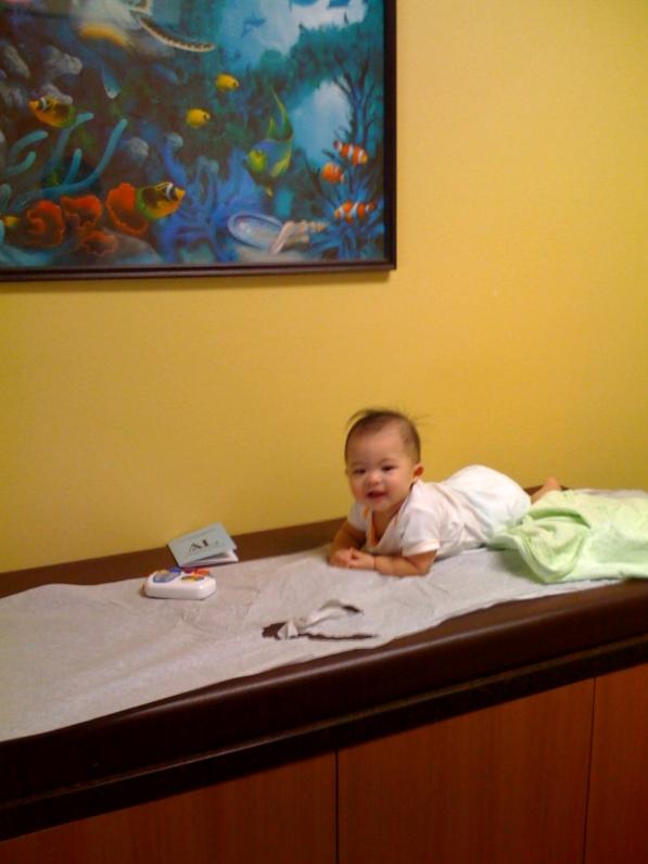 Cân đo xong thì bác sĩ vô khám. Con nằm yên không la khóc gì cả.