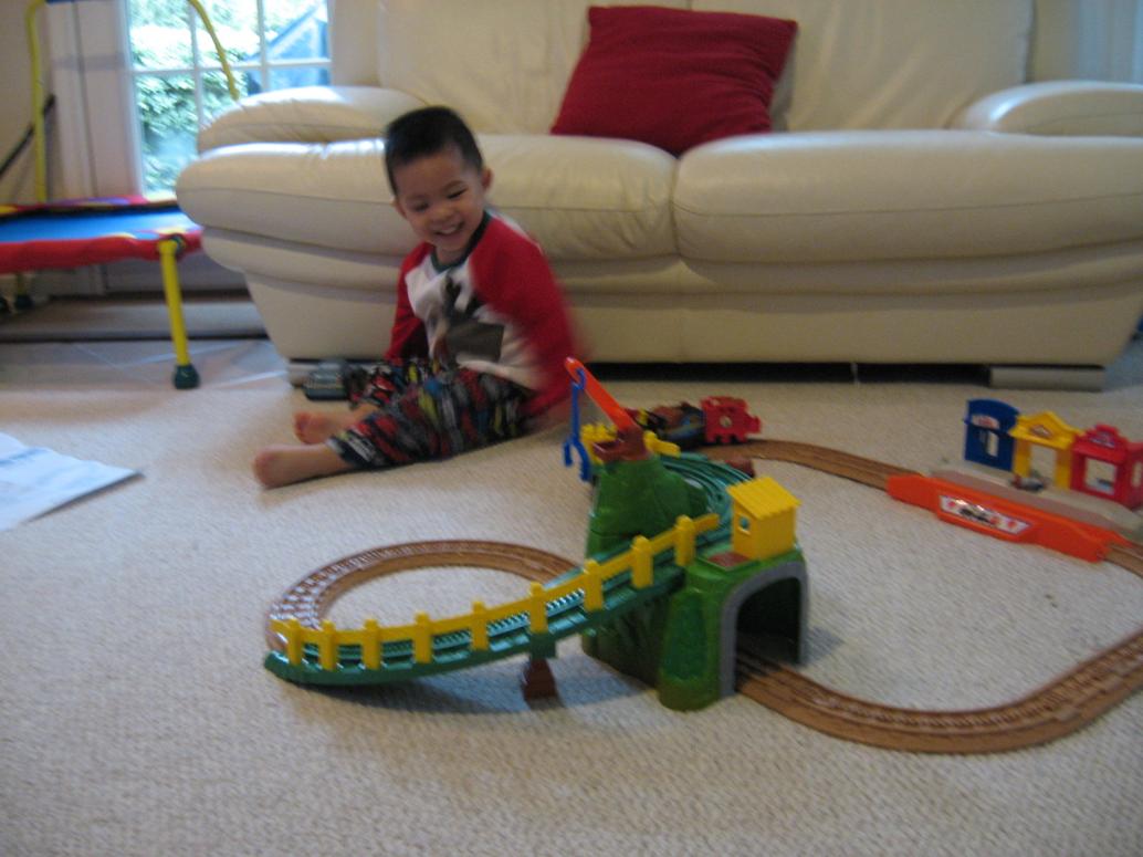 Ráp xong rồi, hehe, chiếc xe lửa đầu tiên của con.