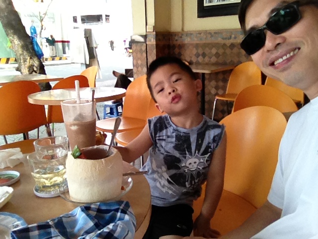 Hai cho con ăn kem Bạch Đằng.