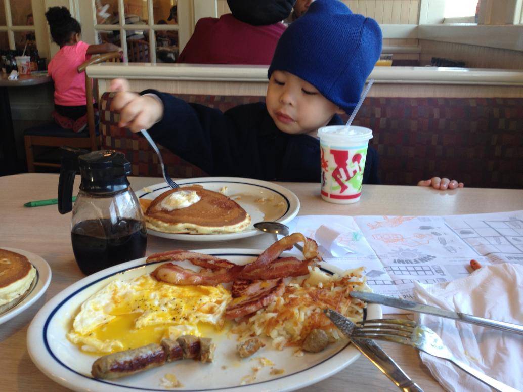 Thứ sáu hàng tuần Cúc Cu được Ba hoặc Mẹ chở đi ăn sáng...