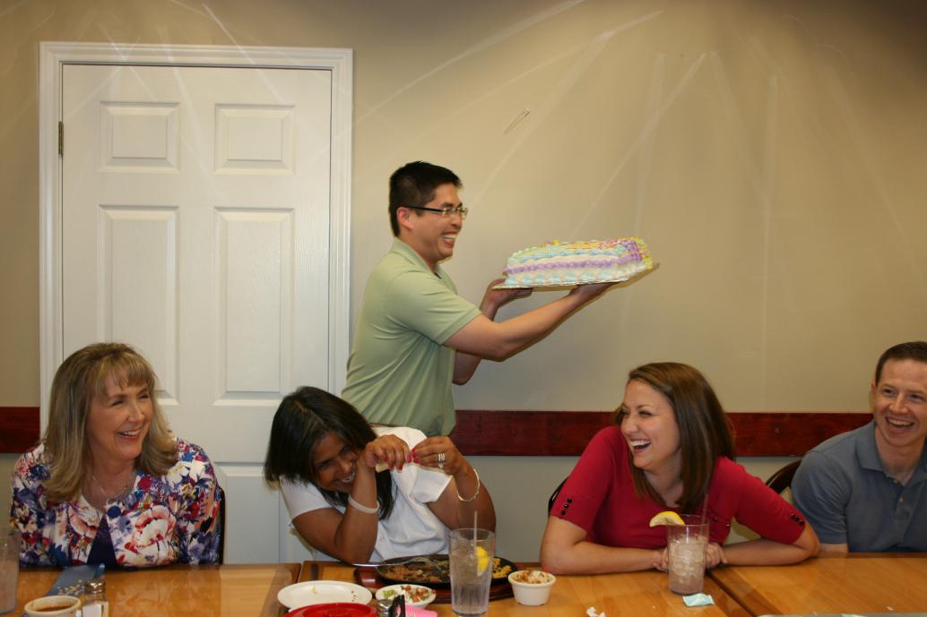 Ba làm mấy cô sợ rớt bánh giữa chừng.