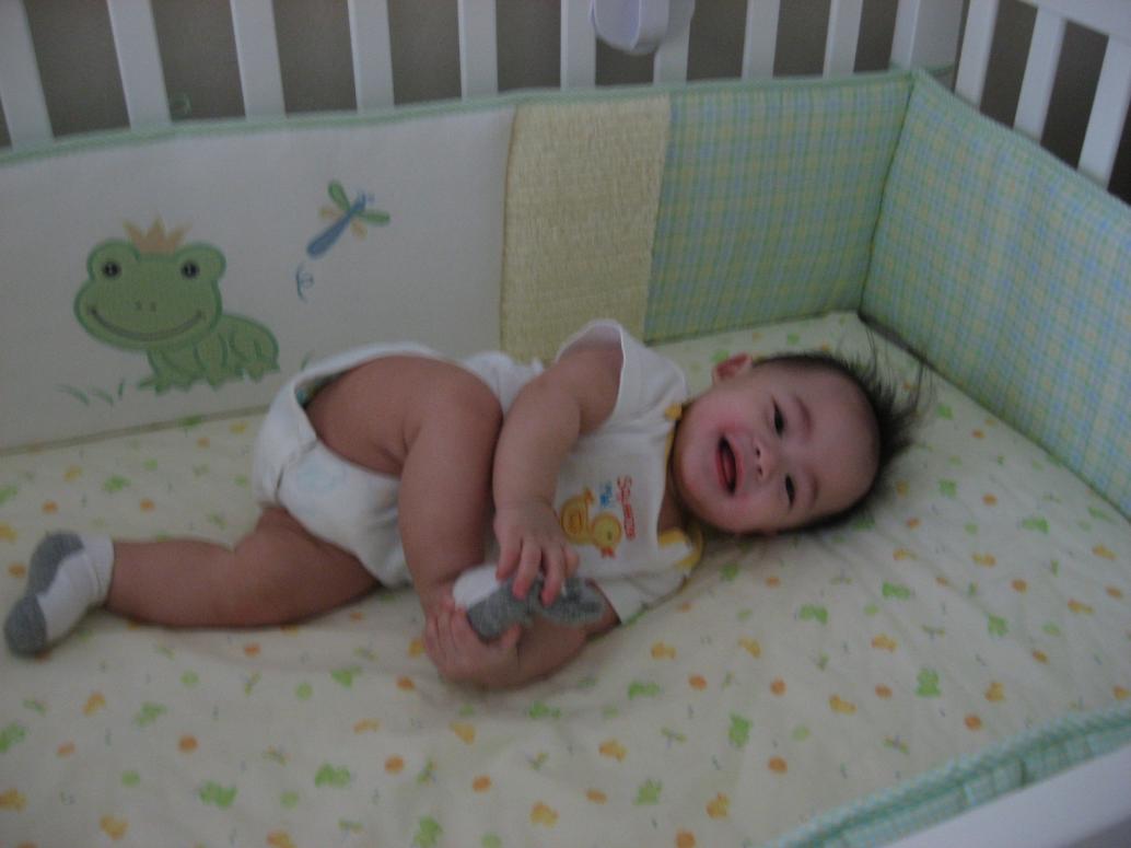 ...bây giờ con dài gần bằng cái nôi lớn, chạy tới chạy lui trong nôi.