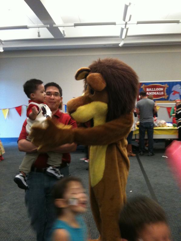 ...và sư tử!!! Con  chụp hình chung với sư tử rồi nhắc tới sư tử hoài thôi.