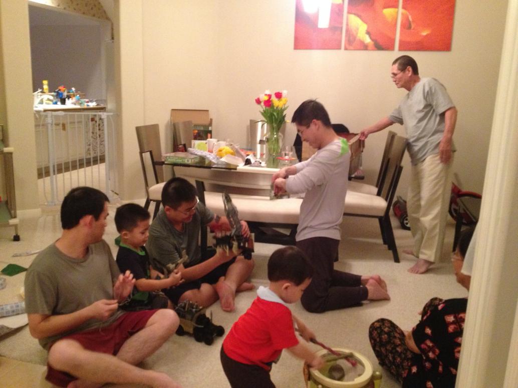 Mở quà được nhiều người phụ.