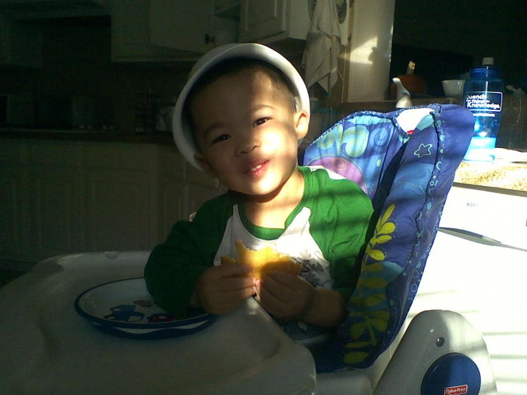 Cuối tuần này thì đi tiệm chụp hình với Ba Mẹ. Còn phải ăn sáng, phơi nắng, đội cái thau lên đầu nữa, nhiều thứ bận rộn quá...!