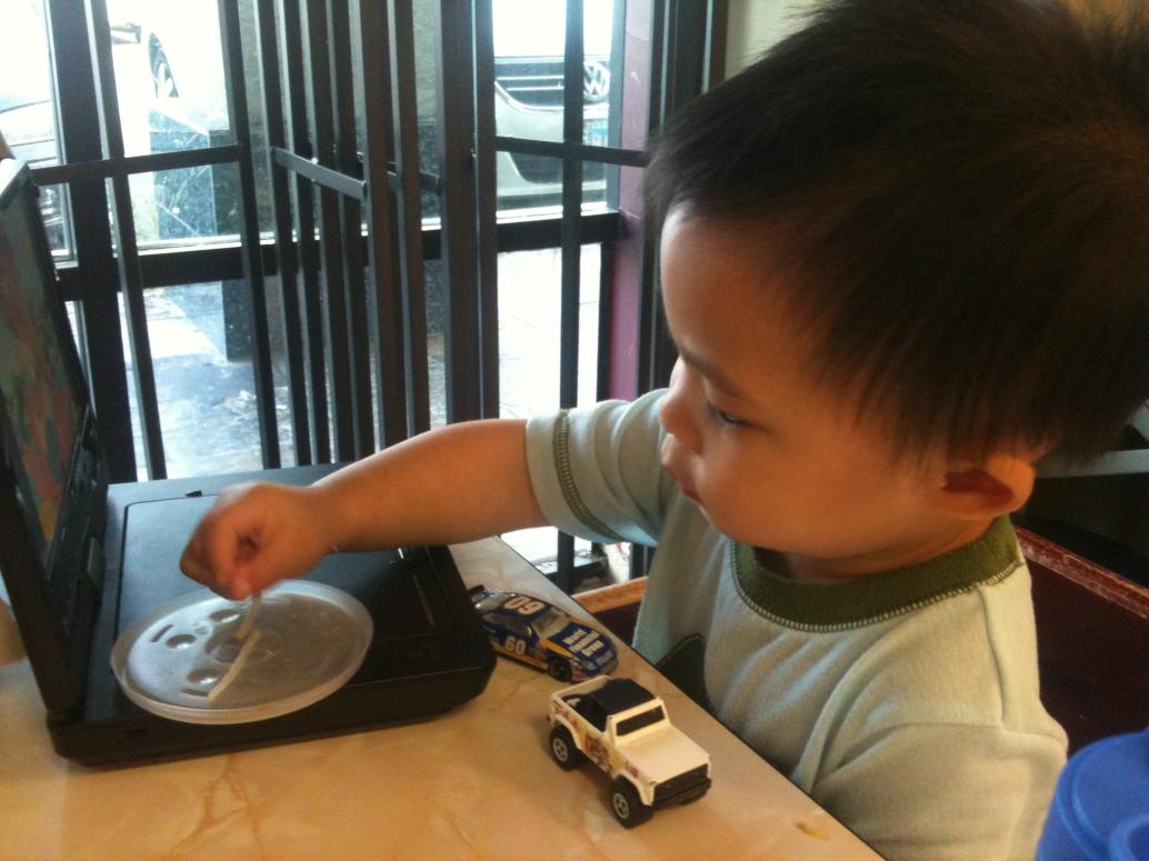 Con biết ăn giá sống.  Gần đây thì thích giá chín hơn.