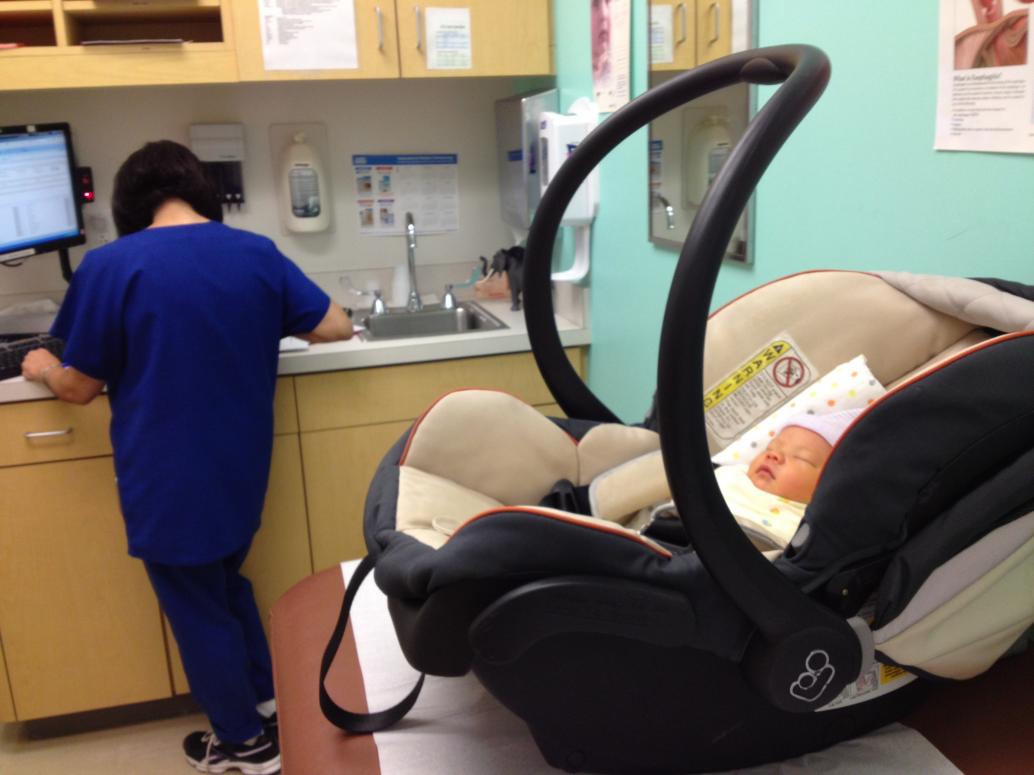 Ngày 6/18/2012 em đi bác sĩ khám định kỳ lần đầu.  Y tá đang ghi lại các thông tin của em.