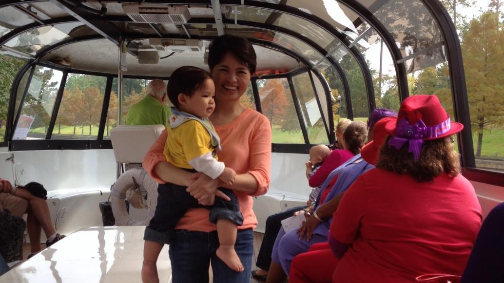 Lên tàu đi vòng quanh bờ hồ.