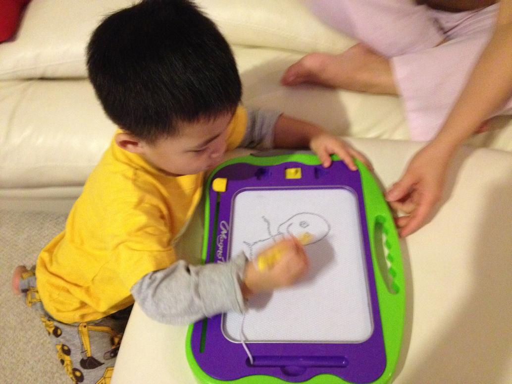 Lần đầu tiên biểu diễn vẽ hình người.  Con nói là vẽ hình gia đình, có Ba, Mẹ, con, em, rồi tới anh Đăng, Má Tư.