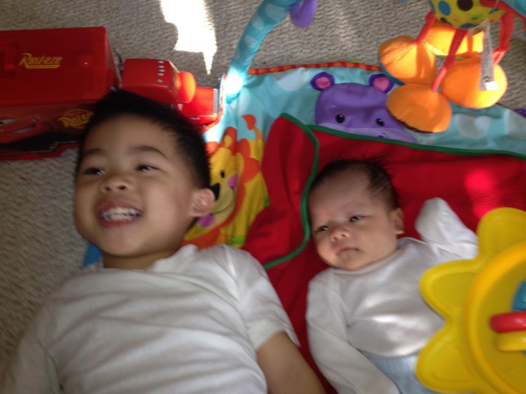 Con làm gì em cũng nhìn theo.