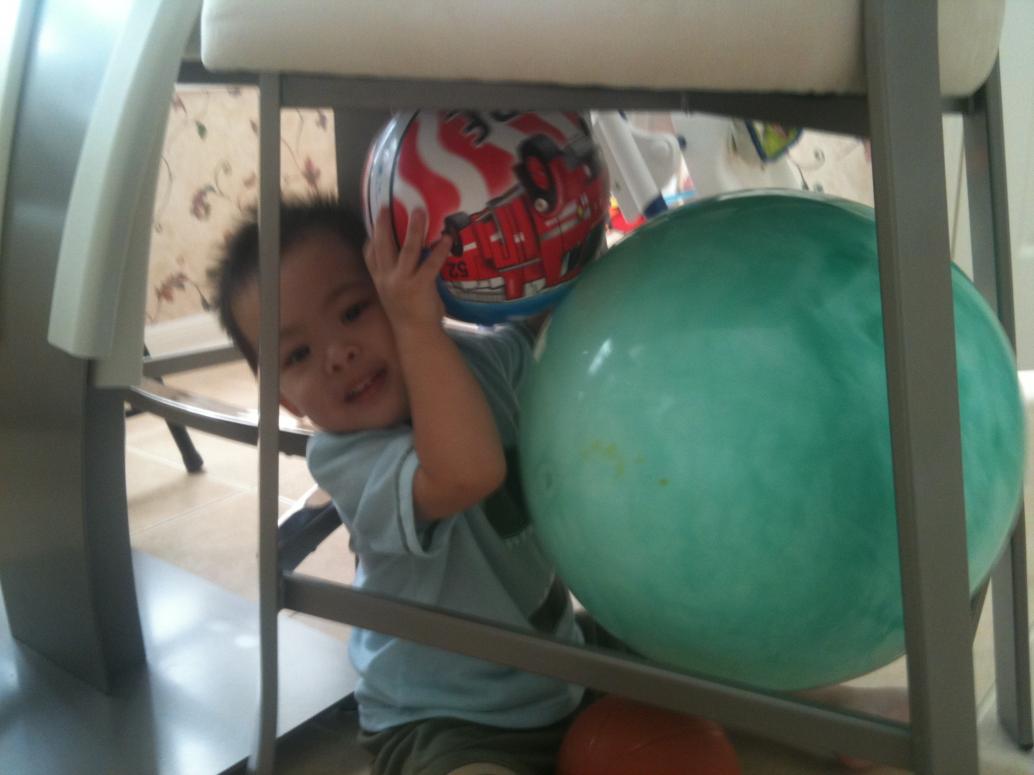 Con biết nói nhiều hơn trước. Thương nhất là lúc con hỏi 'are you okay?' và khi nào con đau thì nói 'hurt', Ba Mẹ phải hun ngay chỗ bị đau thì mới hết.