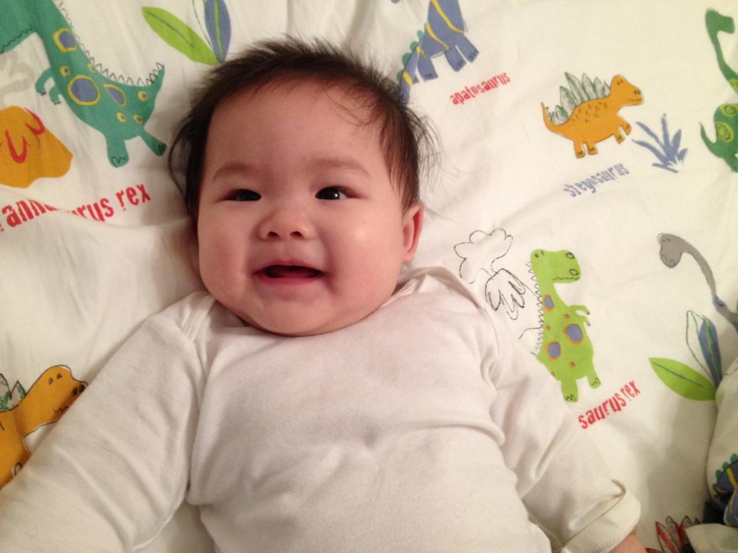 Em 7 tháng , trong vòng 11 ngày mà biết ngồi bò đứng, giỏi ghê.