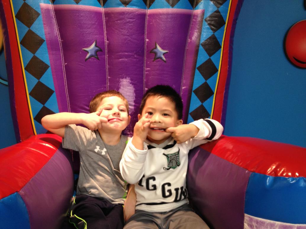 Mới đầu chỉ có Bryce và con.