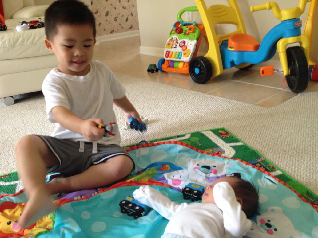 Giờ thì con hay rủ em chơi, 'Baby, you want to play train?'