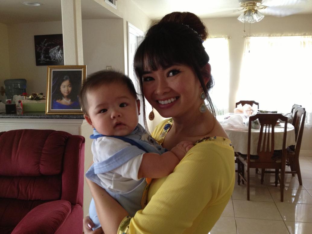 Em thì được Cô Phượng, con Ông Khoa ẵm bồng nựng nịu.