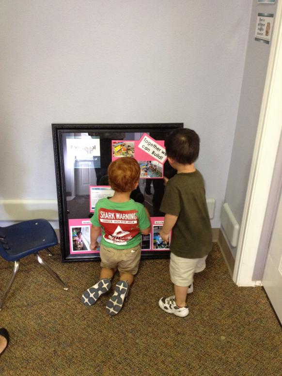 Đi học vẫn ngoan.  Con và Jack coi hình chụp ở trường.