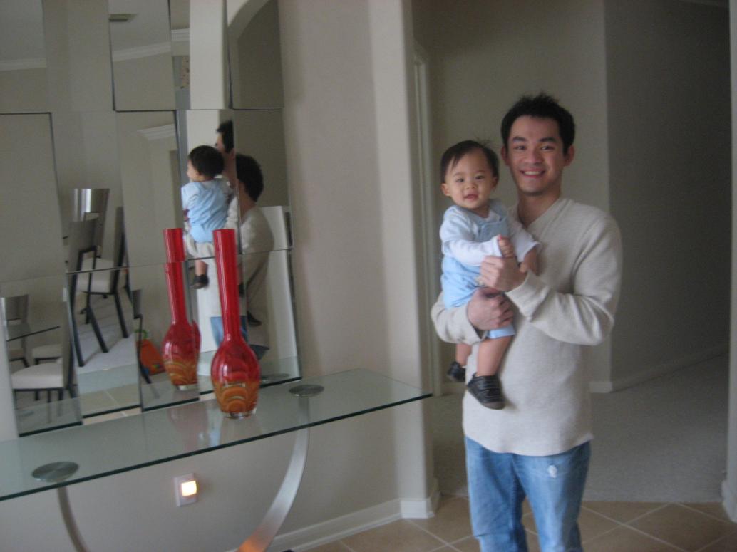 ...bây giờ Lâm bồng con sung sướng cười!