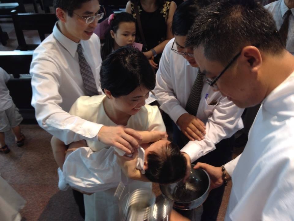 Tới màn đổ nước trên đầu thì em ré lên một chút rồi thôi.