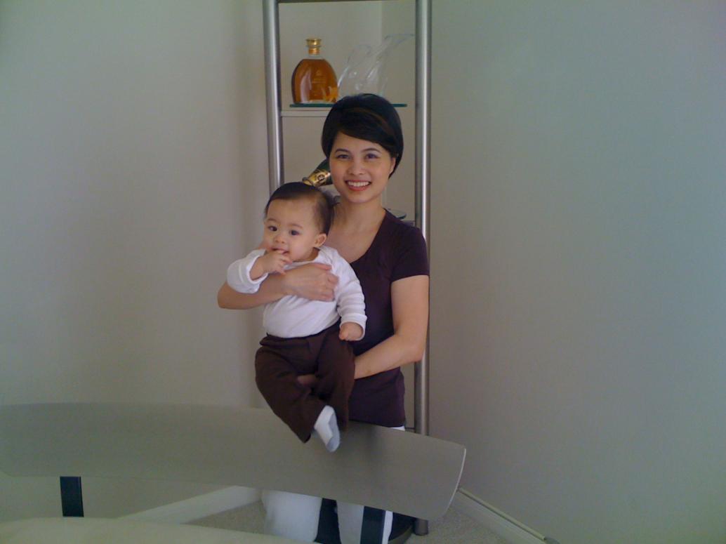 Hôm nay là Thanks Giving, hai Mẹ con làm điệu trước khi đi ăn