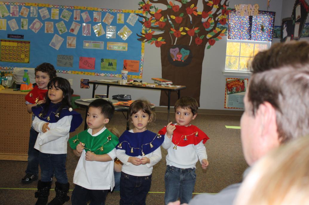 Bài này ở nhà con hát vang trời, lên trường thì mắc cỡ không hát gì.