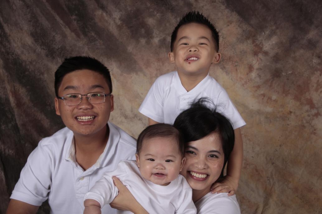 Em bắt đầu thấy vui vui, cười cười, thì con bắt đầu nhảy nhót lung tung, anh Đăng thì mỏi mắt quá rồi vì phải nhướng mày nhiều quá. Thôi nghỉ giải lao. Hết tập 1.