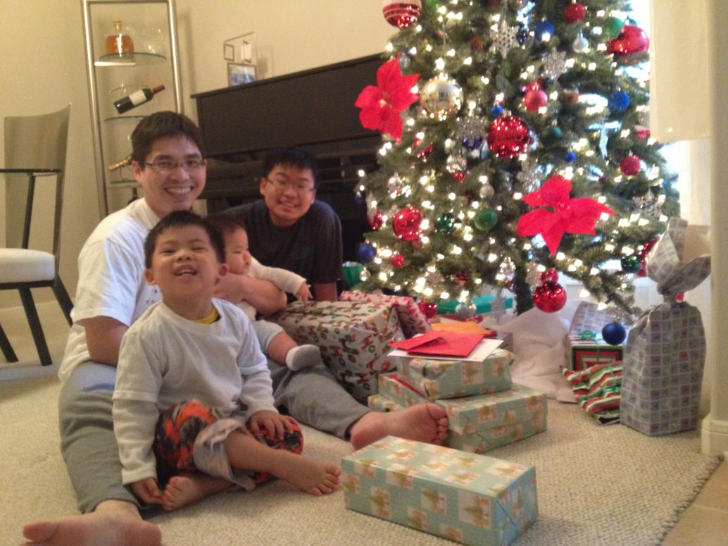 Sáng 25 con mở mắt dậy là đòi mở quà liền.