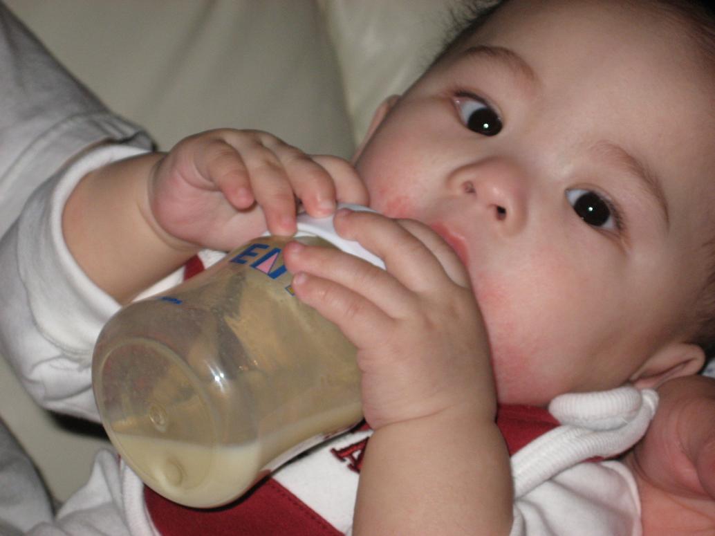 7 tháng tuổi con biết cầm bình sữa bằng hai tay ... à một chút xíu thôi...