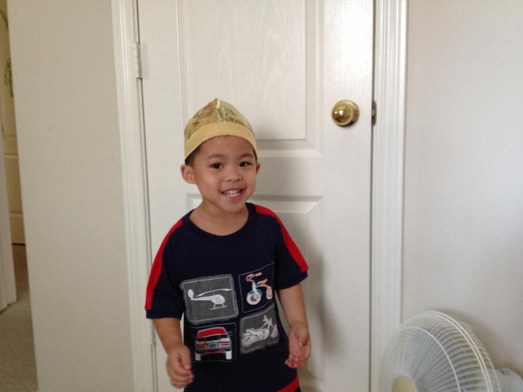 Con vui lắm, đội nón của Má Ba cho và mặc áo của Ngoại cho.