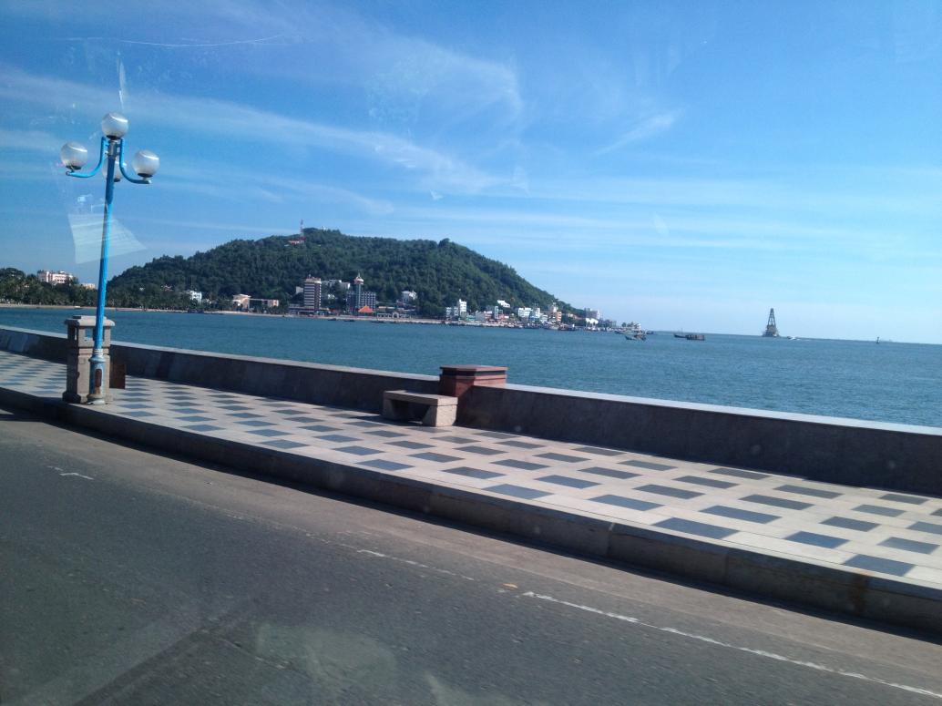 Đường phố Vũng Tàu sạch sẽ, vắng như Sài Gòn hồi xưa.