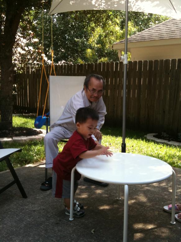 ..con ra vườn lượm đá chơi...