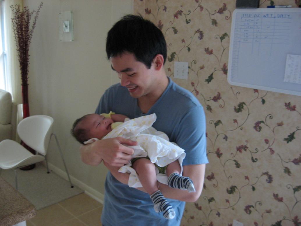 Nhớ lần đầu Lâm bồng con lúc 2 tháng con cười tươi như quen từ lâu rồi.