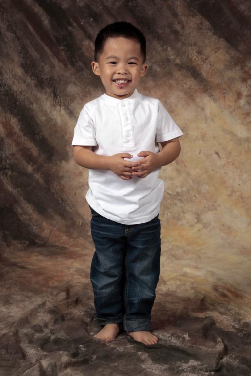 Không hiểu sao khi nào đi chụp hình là con có một mụt gì đó quanh miệng, nhưng mà vẫn còn đẹp trai, ra dáng anh Hai lắm rồi.