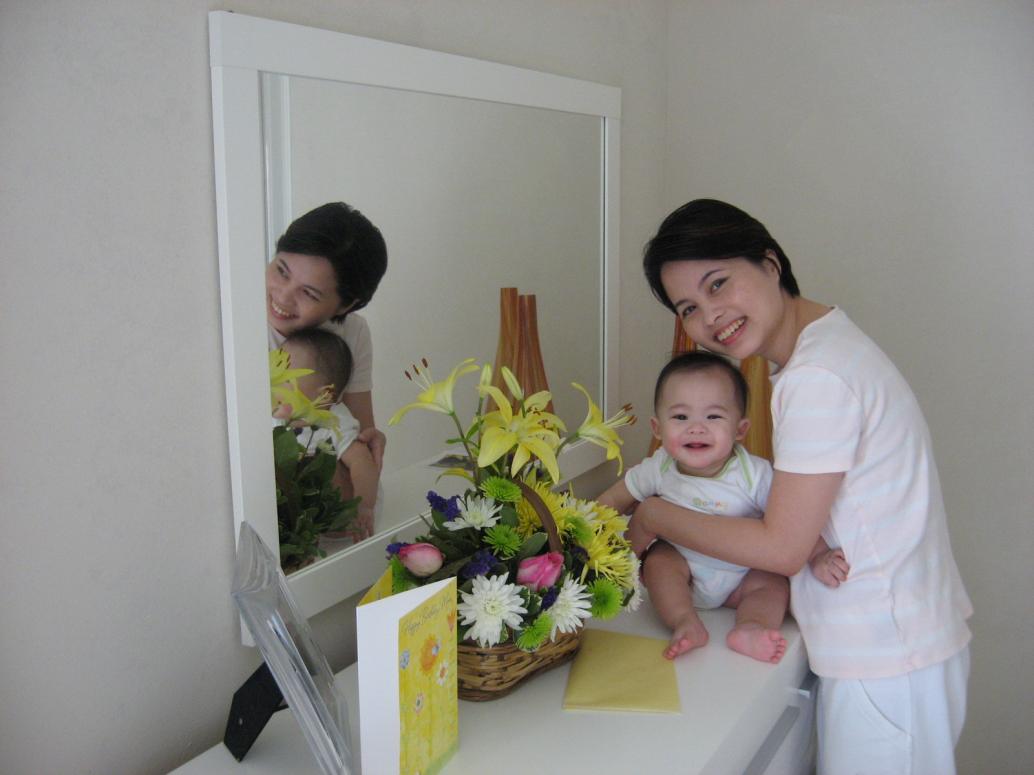 Con mừng sinh nhật Mẹ bằng một giỏ bông thiệt đẹp