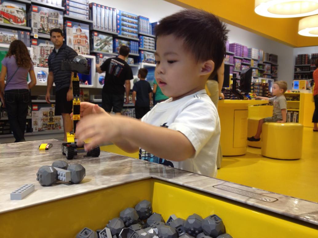 ...có lego chơi thoải mái...