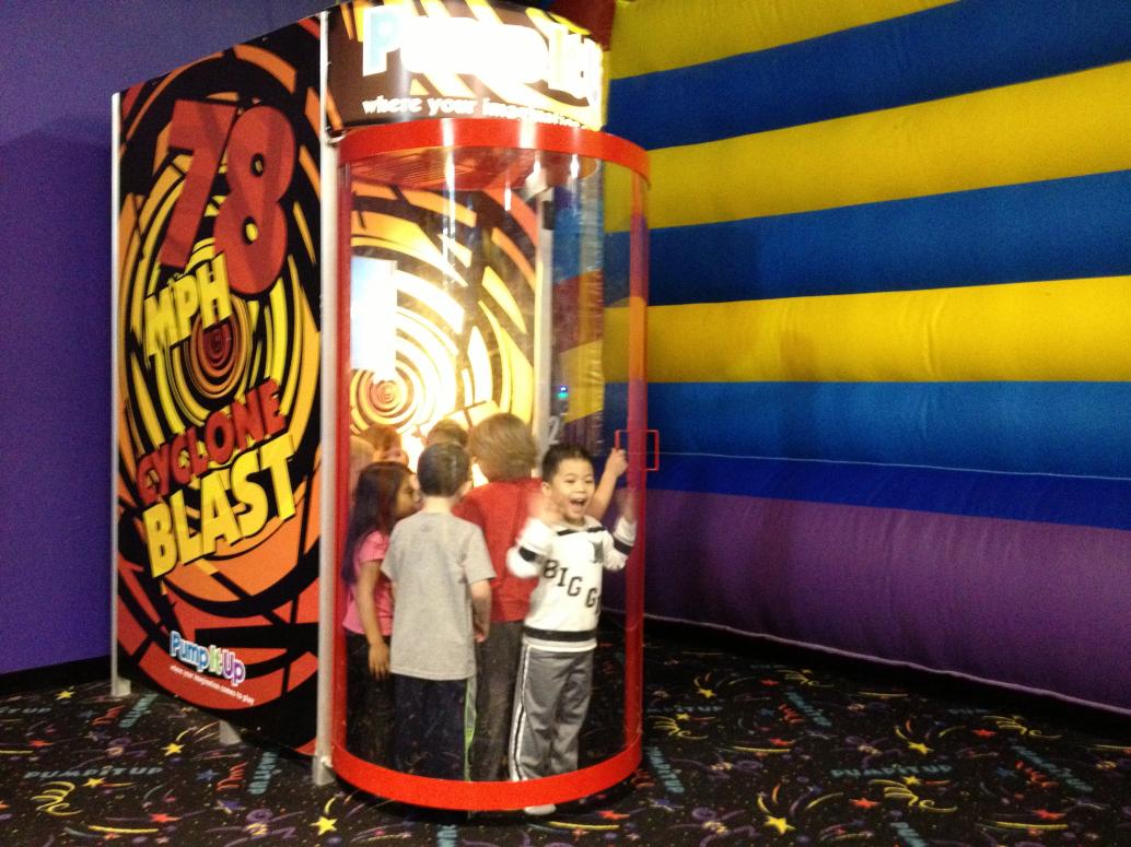 Ngày 2/15/2014 anh Hai lại đi sinh nhật bạn tiếp. Lần này là của bạn DJ.