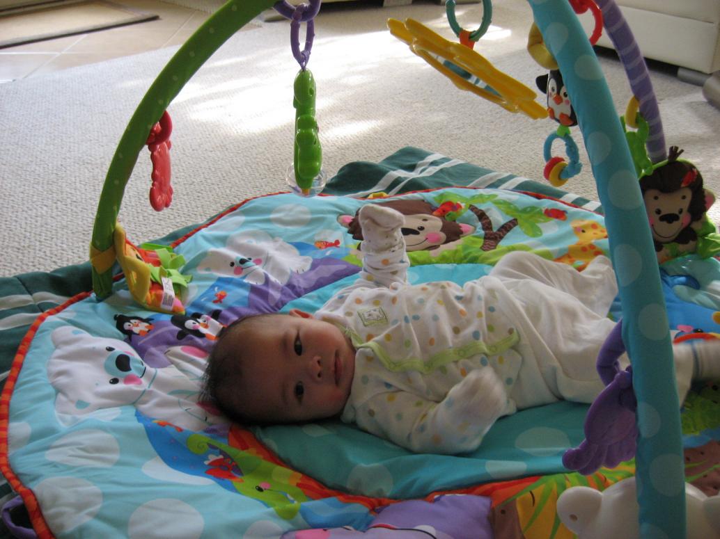 Còn đây là lúc con 3 tháng, chuẩn bị lật.