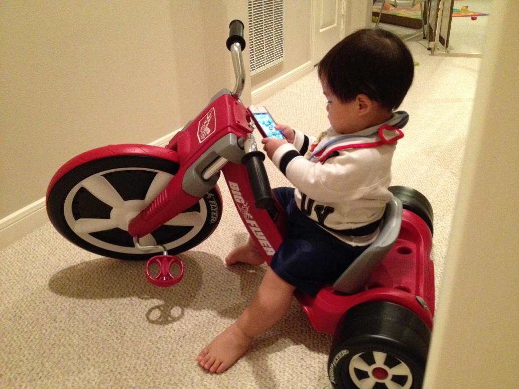 Đang lái xe mà ai nhắn tin vậy cà?