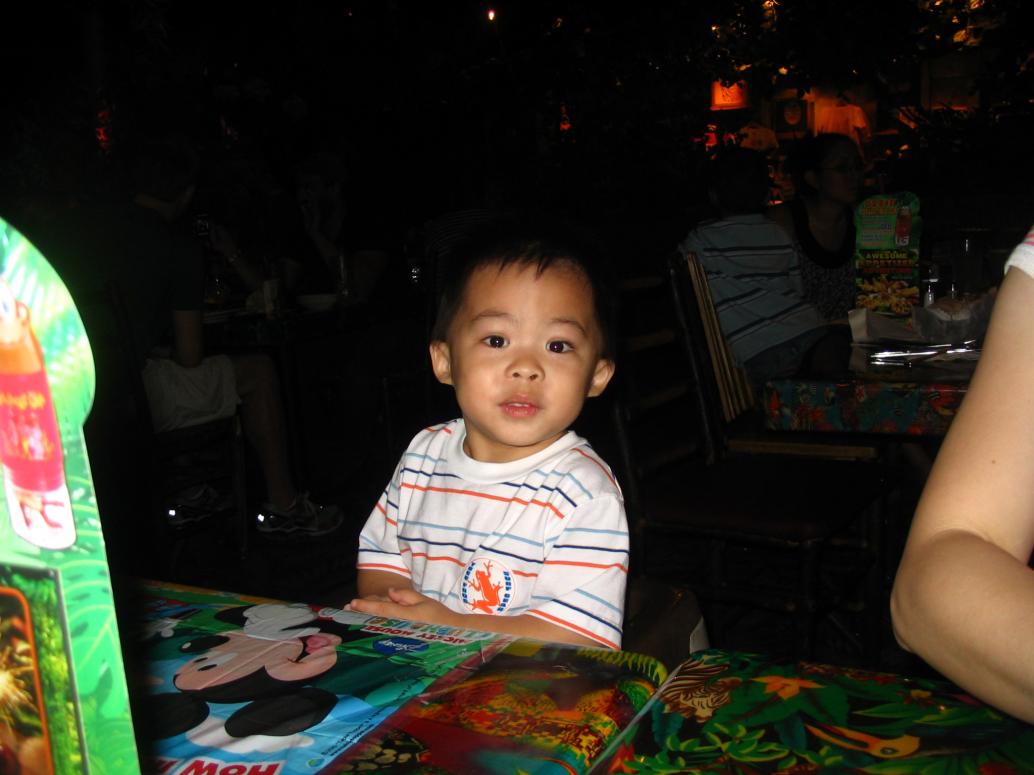 Lâu lâu vừa ăn vừa nói 'roar roar'.