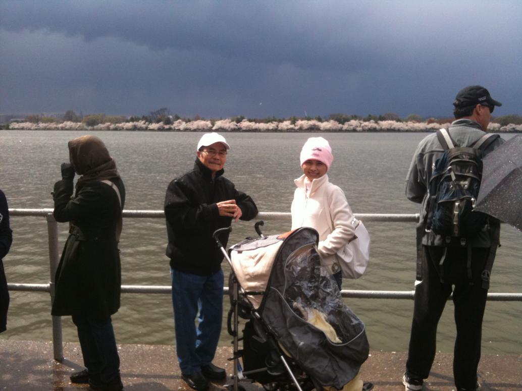 Mưa tạnh rồi nhưng mà lạnh quá xá. Tội nghiệp con ngồi trong xe không nói năng gì. Ông Ngoại thì run quá, ráng đi theo mọi người.