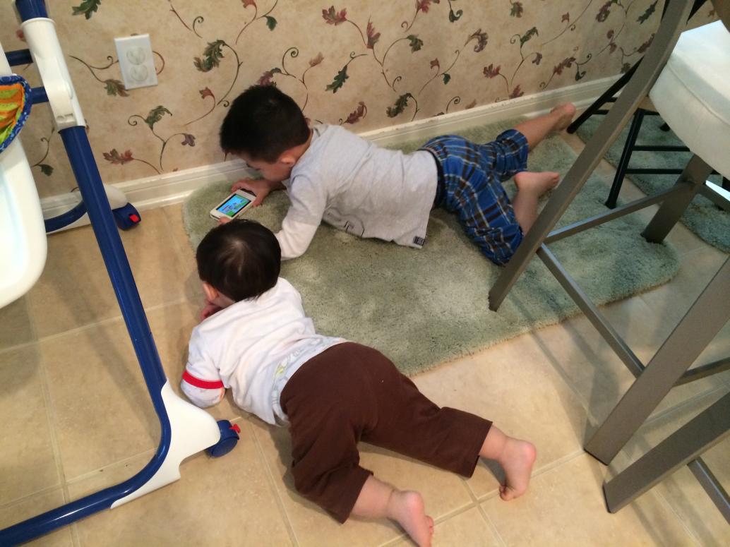 Anh Hai coi gì á, điện thoại của Mẹ hả?