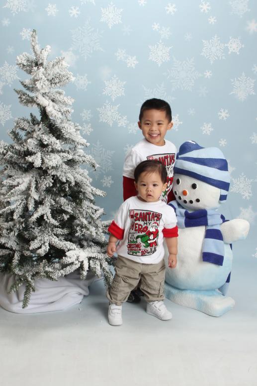 Năm nay Cúc Ky đứng chụp hình được rồi.